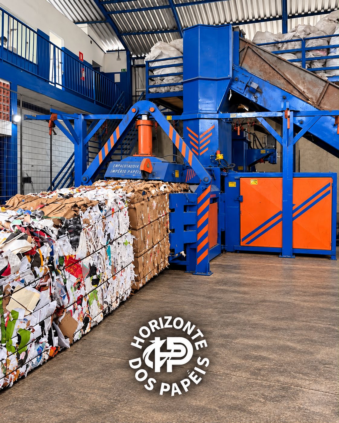 Prensa e fardos de papel reciclável no galpão da Horizonte dos Papéis